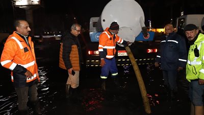 الدفع بـ 150 سيارة شفط وتوجيهات باستمرار المتابعة اللحظية.. تعرف على أبرز قرارات رئيس الصرف الصحي بالإسكندرية عقب النوة