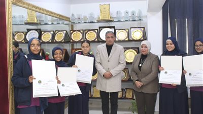 وكيل تعليم الجيزة يكرم طلاب الدقي المنتظمين في الحضور طوال الفصل الدراسي الأول