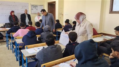 وكيل تعليم الجيزة تتفقد سير الامتحانات والتقييمات بإدارة حدائق أكتوبر التعليمية