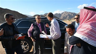 محافظ جنوب سيناء يتفقد ساحة انتظار النقل الثقيل بطابا ويوجه بالاستعداد للتشغيل ضمن منظومة النقل القومي والدولي