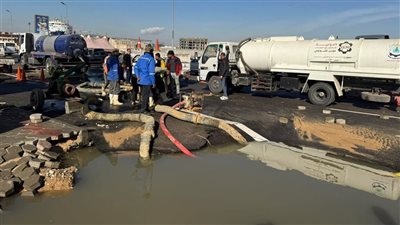 كسر بخط صرف صحي رئيسي بالتسعين الجنوبي في القاهرة الجديدة.. والجهاز يدفع بفرق الصيانة