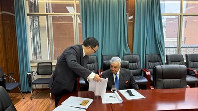 زاهي حواس يحصد الدكتوراه الفخرية الـ 13 من جامعة شنغهاي في الصين