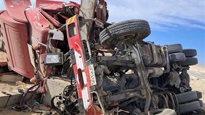 إصابة شخصين في انقلاب سيارة نقل على طريق العين السخنة