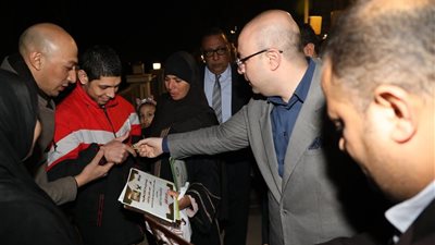 وزع عليهم الشوكولاتة.. محافظ بني سويف يجري جولة تفقدية بالممشى السياحي ويحتفل مع المواطنين بالعام الجديد