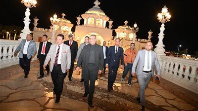 محافظ جنوب سيناء يلتقي عددًا من السائحين.. ويؤكد: مدينة شرم الشيخ مدينة سلام وأمان ومحط أنظار العالم