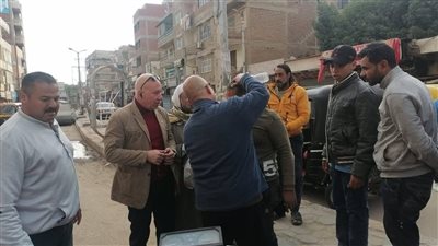 رئيس مدينة كفر شكر يشرف على نقل مصاب حادث تصادم إلى المستشفى