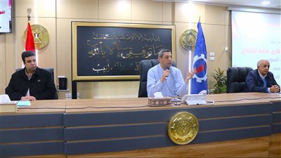 محافظ السويس يطلق مبادرة «إحنا معاك.. اتعلم اتنور» ويفتح باب التعليم لعمال المحافظة
