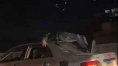الأمن يفحص فيديو متداولًا لشخص يعتلي سقف سيارة ملاكي ويعتدي على عدة أشخاص بمحور صفط اللبن