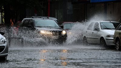 نصائح للقيادة بأمان تحت الأمطار.. تعرف عليها