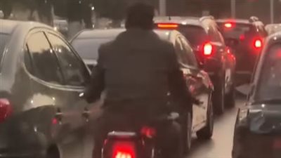 الأمن يفحص واقعة تعدي سائق موتوسيكل على قائد سيارة وأسرته بألفاظ خارجة في أحد شوارع القاهرة