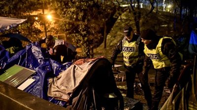 الشرطة الفرنسية تفض مخيمًا للاجئين وسط باريس بالغاز المسيل للدموع