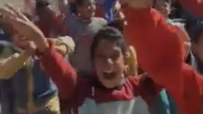 مرشح انتخابي يستغل الأطفال في الدعاية الانتخابية بقرية الأشراف بقنا (فيديو)