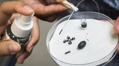 الصين تصنع رذاذاً مغناطيسياً يحول حبوب الأدوية لروبوتات صغيرة (فيديو)