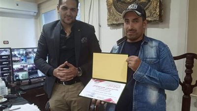 بعد نشرها علي “القاهرة 24”.. رئيس بلقاس بالدقهلية يكرم سائق التوك توك الأمين (صور)