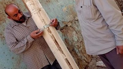 مواطن يكسو أعمدة الإنارة لحماية الأطفال من خطر الكهرباء خلال الأمطار في المنوفية (صور)