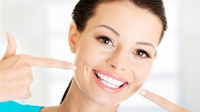 خلطات طبيعية لتبييض الأسنان في المنزل أهمها الفحم والفواكة