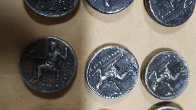 جمارك رفح تضبط محاولة تهريب عدد من العملات المعدنية الأثرية