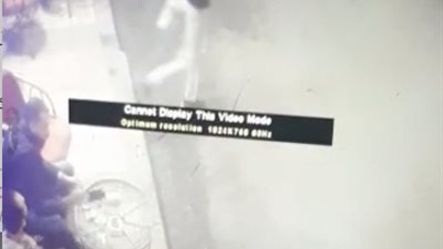 لحظة ارتكاب جريمة إشعال النار في جسد سيدة بالإسكندرية وهروب المتهم (فيديو)