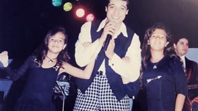 إيمي سمير غانم تحيي ذكرى وفاة عامر منيب بصورة لها من حفله رفقة شقيقتها