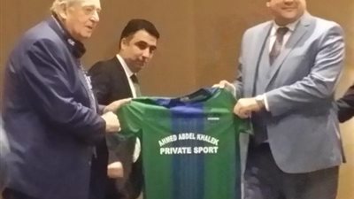 مصر المقاصة يهدي رئيس الشركة الراعية للنادي قميص الفريق (صور)