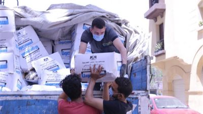 دعم 150 أسرة متضررة من مياه الأمطار بعزبة الشامي في الإسكندرية بمواد غذائية