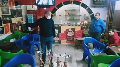 تشميع مقهى في المحلة لعدم الالتزام بالإجراءات الاحترازية وتقديمه الشيشة (صور)