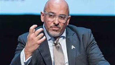 من أصل عراقي.. من هو “نديم الزهاوي” المسؤول عن توزيع لقاح كورونا في بريطانيا؟