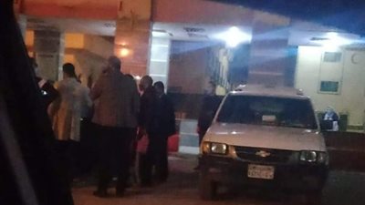 مصاب كورونا يعاني من مرض نفسي يحطم زجاج سيارة نائب محافظ البحيرة (صور)