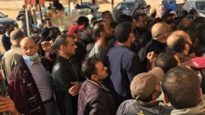 نصبة شاي على تروسيكل وزحام بدون كمامات.. الإهمال يضرب الشهر العقاري بالعاشر من رمضان (صور)