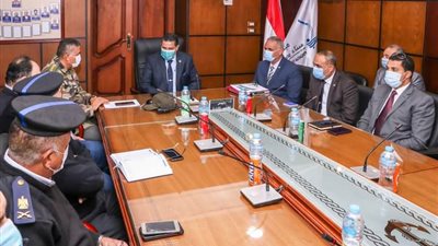 لجنة متخصصة تتفقد عمليات تأمين تداول وتخزين البضائع بميناء دمياط