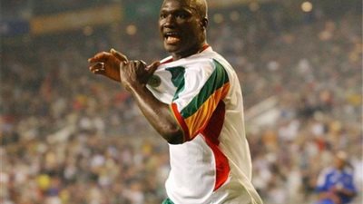 لاعب فولهام يُهدي هدفه لروح بابا ديوب (صورة)