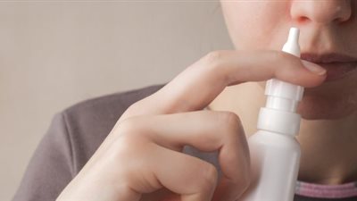 دراسة: بخاخة الأنف تقلل من الإصابة بفيروس كورونا