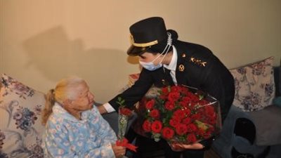 الداخلية “تطبطب” على المسنات بوفود رسمية من الضابطات (صور)