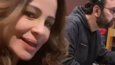 كارول سماحة تضع اللمسات النهائية لأغنية “سانتا” في الكريسماس (فيديو)