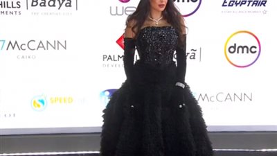 ياسمين صبري بفستان أسود على “ريد كاربت” في افتتاح القاهرة السينمائي (صورة)