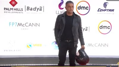 آسر ياسين بـ”الخوذة” على السجادة الحمراء في افتتاح مهرجان القاهرة (صور)