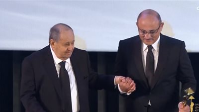 غادة عبد الرازق تهنئ وحيد حامد بتكريمه في مهرجان القاهرة السينمائي: “أب السينما المصرية وحكايتها” (صورة)