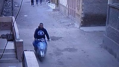 شاب يتحرش بـ3 فتيات أثناء سيرهن بأحد شوارع قرية بالمحلة (فيديو)