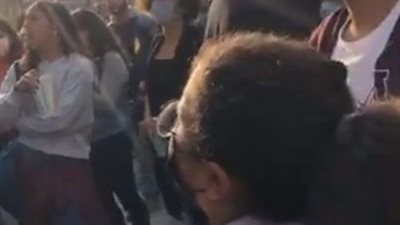 الجامعة الأمريكية تستجيب لمطالب الطلاب المتظاهرين وتقرر زيادة نسبة الحضور