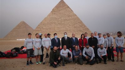 وزراء السياحة والرياضة والطيران يشهدون عرض قفز بالمظلات بسفح الأهرامات (صور)