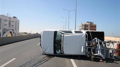 إصابة 4 عمال في انقلاب سيارة أسفل الدائري الإقليمي بالشرقية