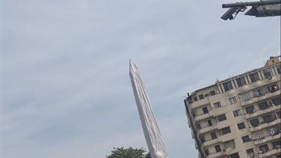 للمرة الثانية.. كساء مسلة التحرير بعد إزاحة الستار عنها منذ أيام