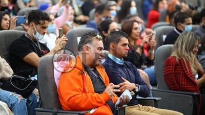 تامر حبيب يهمل الإجراءات الاحترازية لكورونا في ندوة منى زكي بـ القاهرة السينمائي
