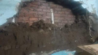 إخلاء منزل من قاطنيه بسبب انهيار جزئي في سوهاج (صور)