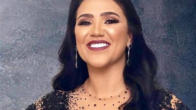 مي فاروق تروي تجربة تمثيلها لأول مرة في مسرحية “الوصية” (فيديو)