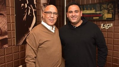 أكرم حسني يشيد بمسرحية “اللوكاندة” لأشرف عبد الباقي