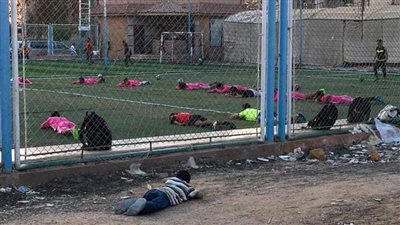 “الحلم له صاحب”.. طفل يشارك فريق كرة قدم تمارينه من خارج الأسوار (صور)