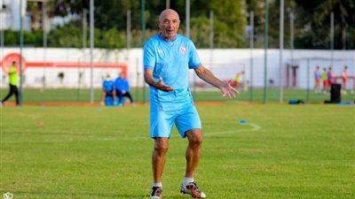 اجتماع بين البرتغالي جايمي باتشيكو واللاعبين قبل انطلاق المران