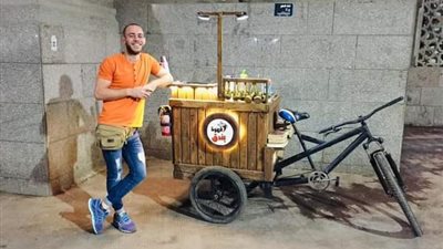 “قهوة بندق”.. طالب بكلية التجارة يحقق ذاته بمشروع “عجلة متنقلة” (صور وفيديو)