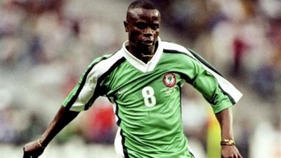 أديبوجو نجم نيجيريا يطالب بتدشين حملات لمحاربة العنصرية في ملاعب كرة القدم